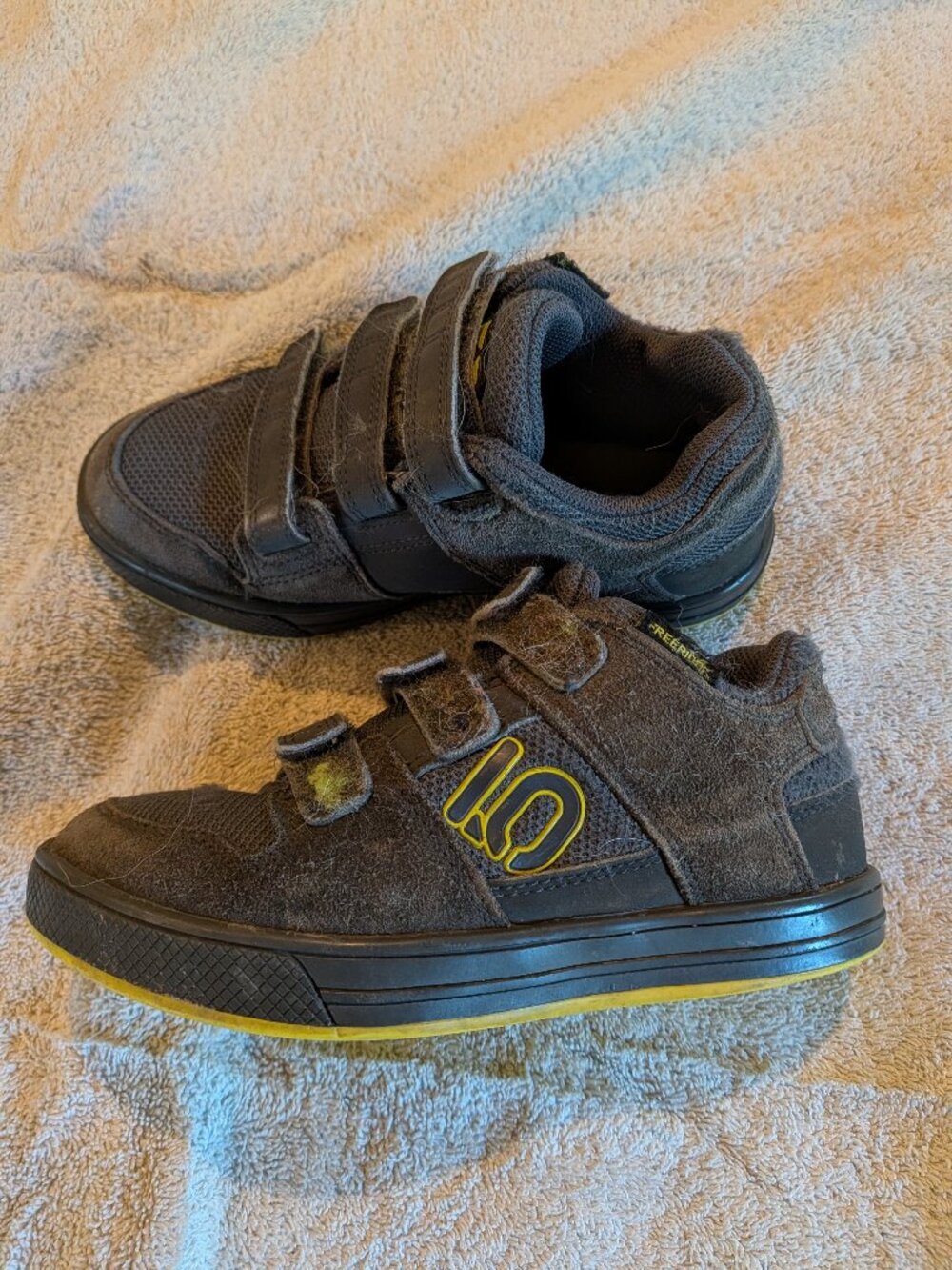 Adidas 5.10 Free Rider - kids size 1, velcro